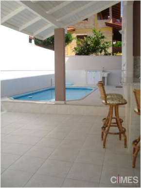 Casa com piscina entre praias Ingleses e Santinho